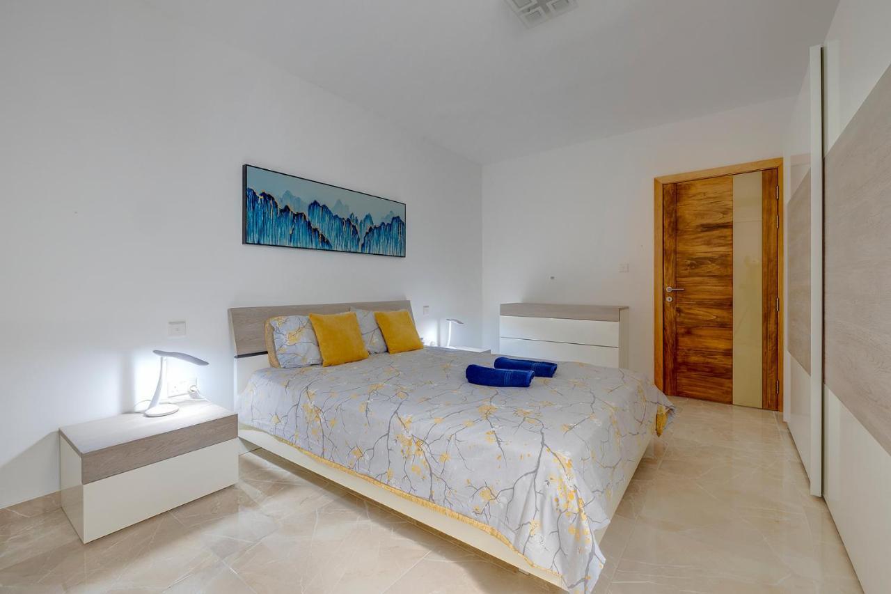 Deluxe Apartment Steps To St George'S Bay St. Julian's Exteriör bild