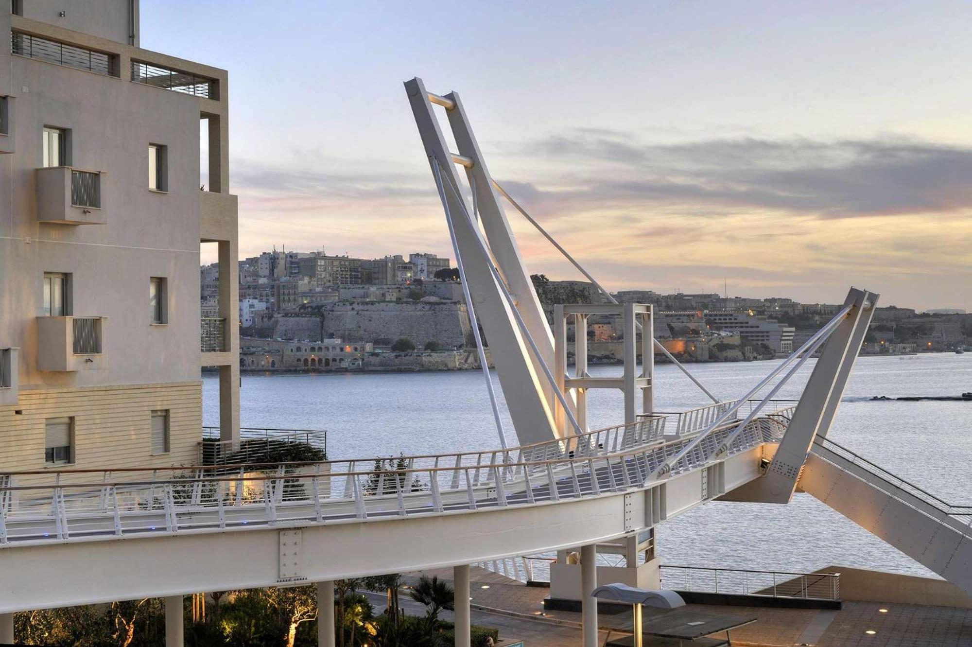 Deluxe Apartment Steps To St George'S Bay St. Julian's Exteriör bild