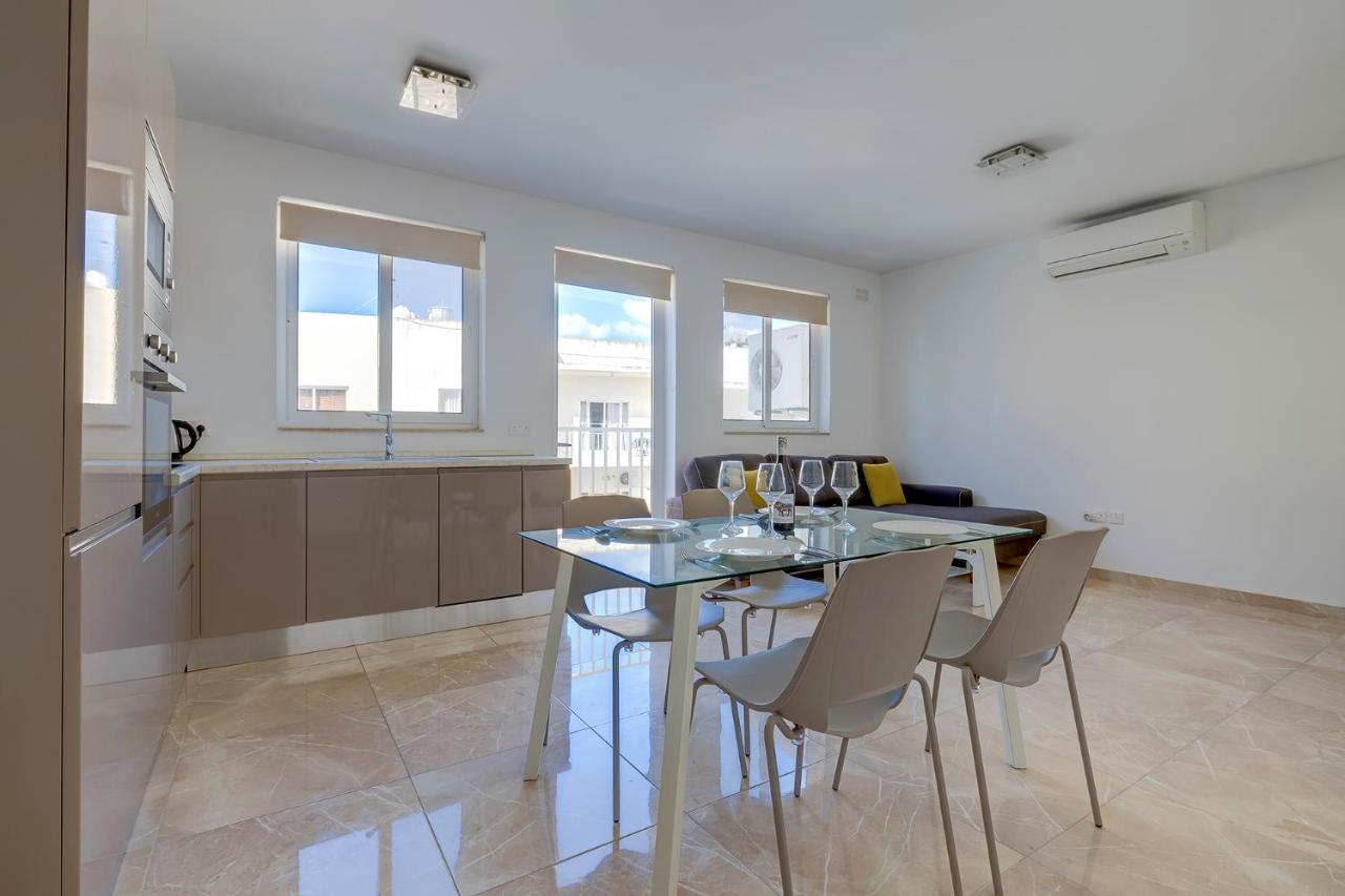 Deluxe Apartment Steps To St George'S Bay St. Julian's Exteriör bild