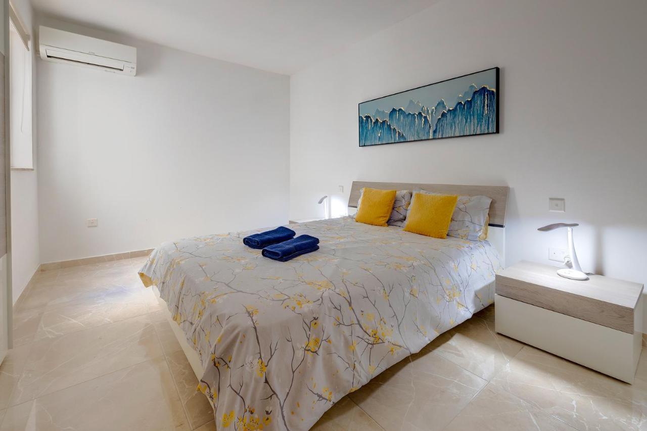 Deluxe Apartment Steps To St George'S Bay St. Julian's Exteriör bild