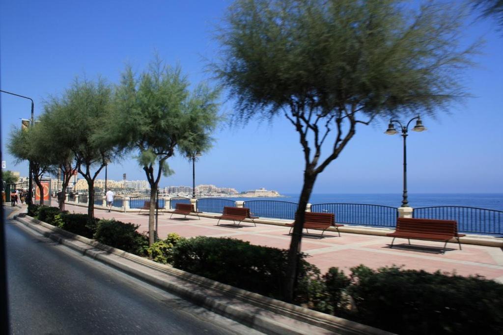 Deluxe Apartment Steps To St George'S Bay St. Julian's Exteriör bild