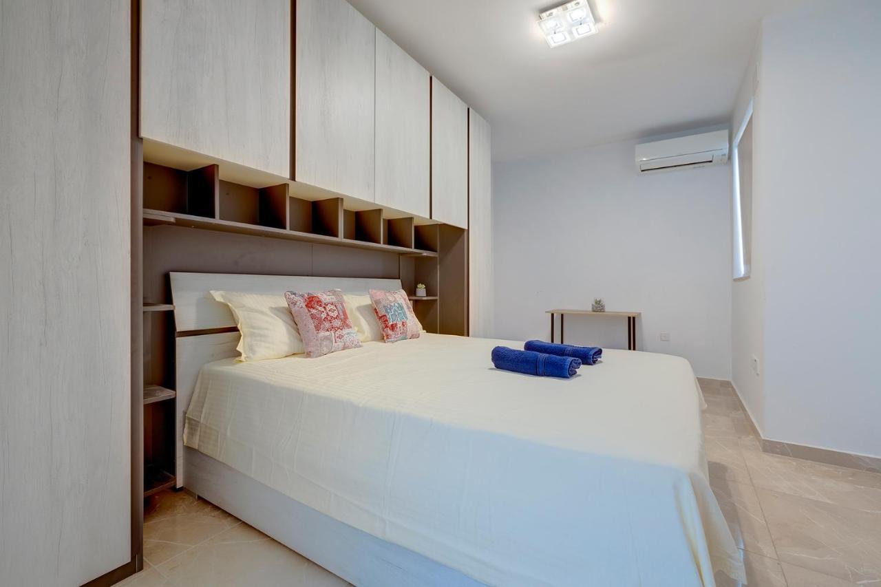 Deluxe Apartment Steps To St George'S Bay St. Julian's Exteriör bild