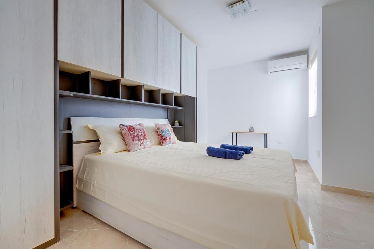 Deluxe Apartment Steps To St George'S Bay St. Julian's Exteriör bild
